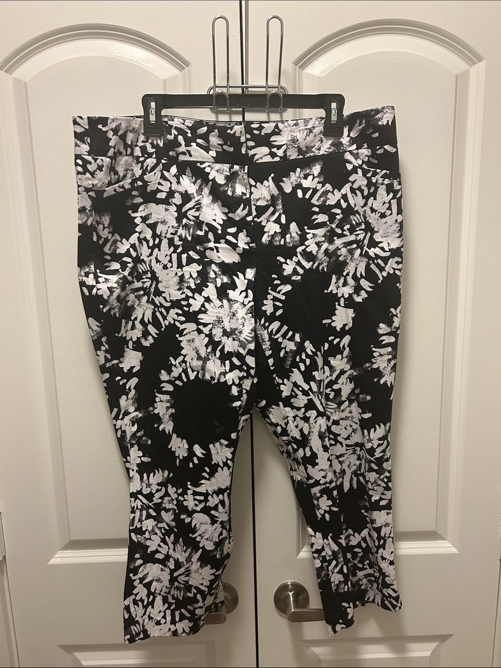 New York & Co Black& White Floral Print Capris